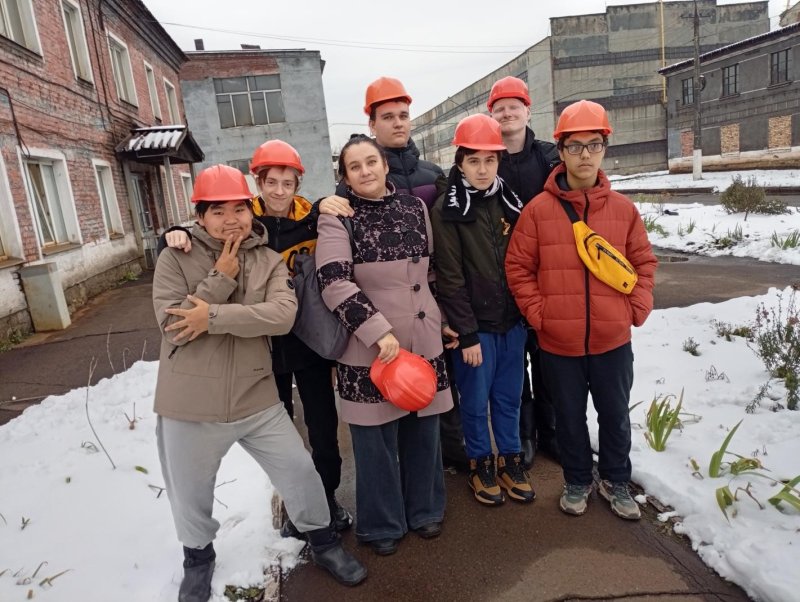 Льющийся раскалённый металл и мерцающий блеск акрила: студенты на экскурсии в АО «Завод Универсал»!